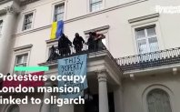 В понеделник протестиращи окупираха имение в Лондон, свързано с руски