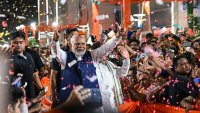 Моди се клати: иска да укрепи коалицията си, за да спечели трети мандат