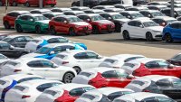 Продажбите на нови коли в Европа намаляват за десети пореден месец