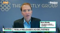 Tesla надминава прогнозите с по-малко драстичен спад в продажбите на електромобили