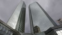 Крехките банки няма да направят САЩ и Европа по-силни