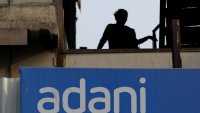 Поглед към 19-часовия срив, който провали продажбата на акции на Adani