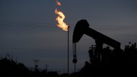 Петролът поевтиня, като опасенията за Китай надделяха над запасите в САЩ