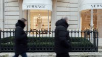 Prada е все по-близо до закупуване на Versace за €1,5 млрд.