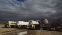 Петролът започва седмицата колебливо в очакване на данни за търсенето