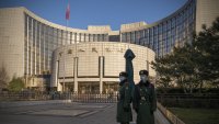 Китай неочаквано понижи лихвите, а данните показват „тревожно“ забавяне 