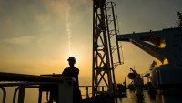 Колебливият пазар на петрол навлиза в несигурно затишие заради риска в Близкия изток
