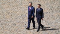 Си призова Франция да помогне за предотвратяването на "нова Студена война"