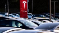 Скокът на акциите на Tesla прилича на меме и кара Уолстрийт да стъпва на пръсти