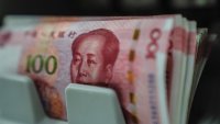 Руската любов към китайския юан се сблъсква с риска от санкции