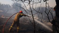 Гърция разпореди евакуация при разпалване на нови пожари; нивото на тревога е високо