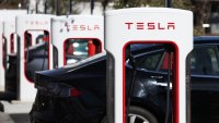 За да победи Tesla, Ford се нуждае от зарядните й станции