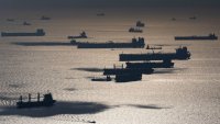Руски танкери прехвърлят товар в океана, за да избегне санкциите на САЩ
