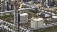 Петрол: Цената е на път да отбележи най-големия седмичен спад от февруари насам