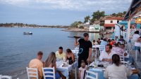 Турците бягат от 90-процентната инфлация в гръцки курорти