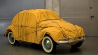 Как опакованият VW Beetle на Кристо за 4 милиона долара стигна до Art Basel