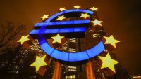 Политическите трусове свалиха еврото до едномесечно дъно спрямо долара