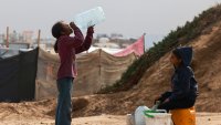 Екстремните априлски жеги вещаят ужасяващо лято - адски мор за бежанците в Газа