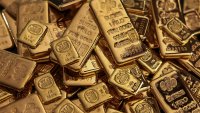 Златото се покачва с посланието на Фед и колебанията на йената