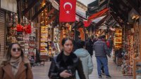Турция спря повишаването на лихвите, докато инфлацията наближава 70%