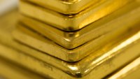 Златото се насочва към най-големия си месечен ръст от май 2021 г.