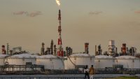Петролът задържа спада си - преговорите за примирие в Газа намаляват рисковата премия