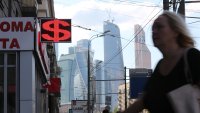 Руската фондова борса спря търговията с евро и долари заради последните санкции