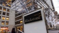 Blackstone ограничава тегленията от фонда за имоти - инвеститорите бързат да излязат
