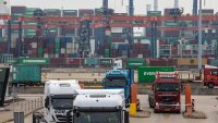 Претъпканите европейски пристанища отчаяно се нуждаят от работници