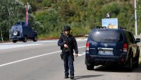 Най-тежкият сблъсък в Косово от 2004 г. насам кара Сърбия да призове за сдържаност