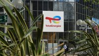 Total може да напусне Париж, за да запази посоката си към климатично бъдеще