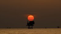 Петролът продължава спада, като планът на ОПЕК+ намеква за свръхпредлагане