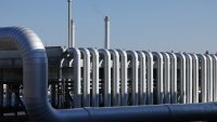 Трейдърите на LNG за Европа нервно очакват развръзката с руския газ