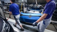 VW може да съкрати 15 000 служители заради закриването на заводи