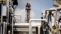 Петролът се насочва към първи тримесечен спад от 2 години