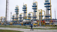 Русия продължава да добива повече петрол от договореното с ОПЕК+