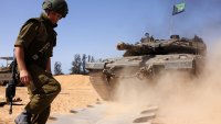 Израел призова цивилните да напуснат Рафах, докато преценя времето за нападение