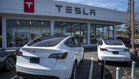 Годишните продажби на Tesla намаляват за първи път от повече от десетилетие