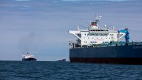 Санкциониран танкер с руски петрол отново се насочва към Индия
