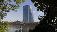 ЕЦБ не се е ангажирала предварително с конкретен курс на лихвите: Филип Лейн