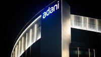 Adani продължава срива след загуба от $27 млрд. заради обвинения в САЩ