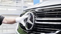 Mercedes обеща да съкрати разходите, след като кризата в Китай удари печалбата