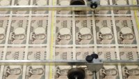 Япония пуска нови банкноти, за да изкара парите в буркани и под матраци