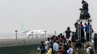 Китайският конкурент на Boeing и Airbus е готов за полети