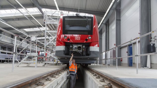Двама служители на германската държавна компания Deutsche Bahn заявиха, че