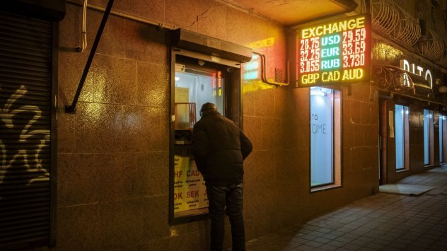 Руската рубла падна до рекордно ниско ниво в четвъртък, докато