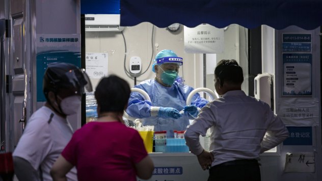 Китай одобри първия антивирусен медикамент против Covid, произведен в страната.