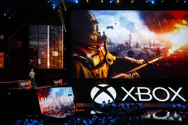 <p>Патрик Бах, главен мениджър на DICE представя Battlefield 1 на събитието на Microsoft Corp. за Xbox по време на E3.</p>

<p>Photographer: Patrick T. Fallon/Bloomberg</p>
