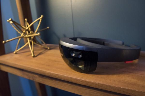 <p>HoloLens.</p>

<p>Шлемът за аугментирана реалност, разработен тайно и представен през януари 2015 вече е на пазара и версията за програмисти струва $3000.</p>

<p>Photographer: David Paul Morris/Bloomberg</p>
