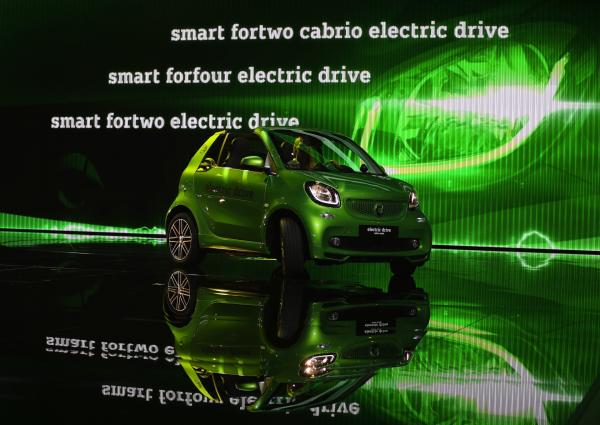 <p>Новият Smart Forfour на Daimler AG.</p>

<p>&quot;Остават традиционните големи конкуренти, които познаваме, но има и нови играчи като Tesla&quot;, каза <a href="http://www.bloombergtv.bg/novini/2016-09-29/avtosalonat-v-parizh-2016-opel">Карл-Томас Нюман, гл. изпълнителен директор на Opel </a>за Bloomberg.</p>
